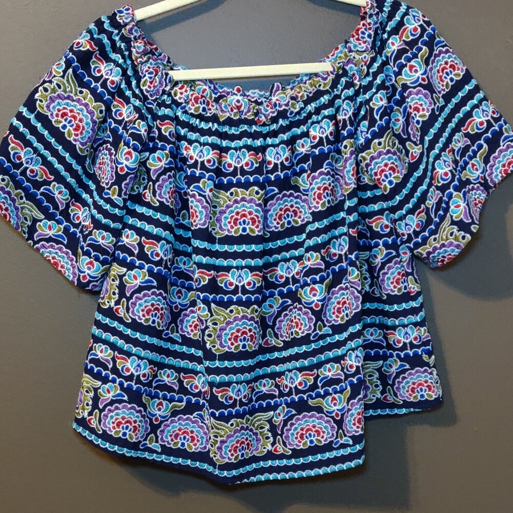 Romeo & Juliet Couture Embroidered On Or Off The Shoulder Top SIZE MEDIUM